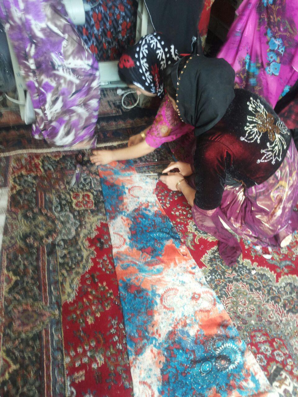 کارگاه خیاطی (پارچه ایی کار شده از سنگ و مروارید توسط یکی از کارآموزان ) کارگاه خیاطی (پارچه ایی کار شده از سنگ و مروارید توسط یکی از کارآموزان )