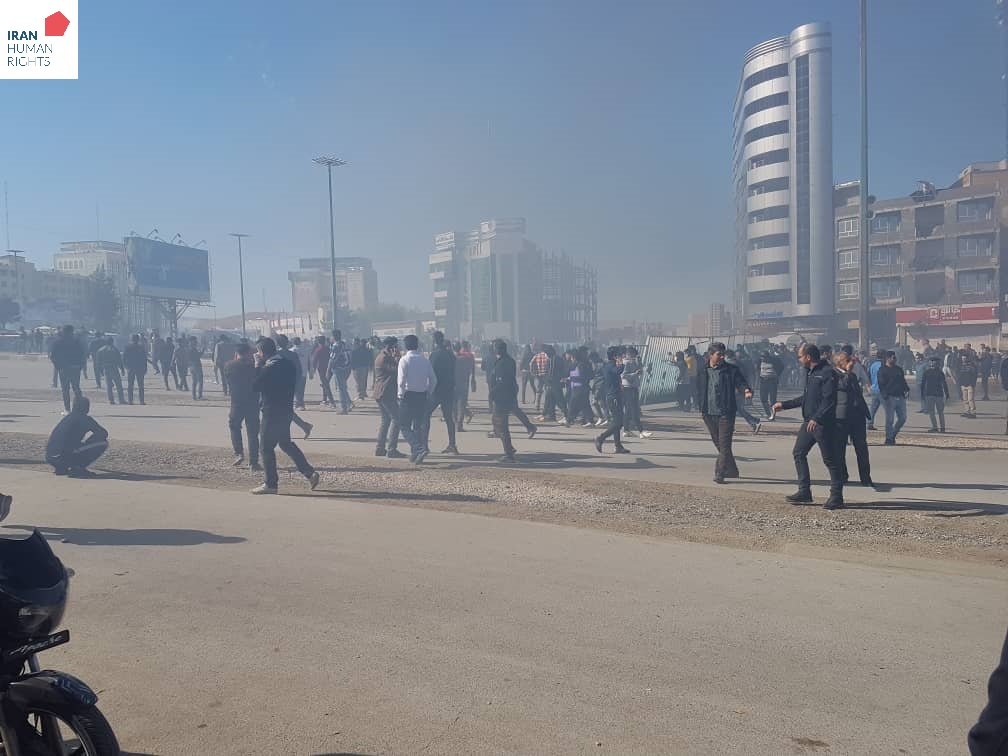 این عکس مربوط به روز شنبه ۲۵ آبان در کرمانشاه است. منبع: سازمان حقوق بشر ایران