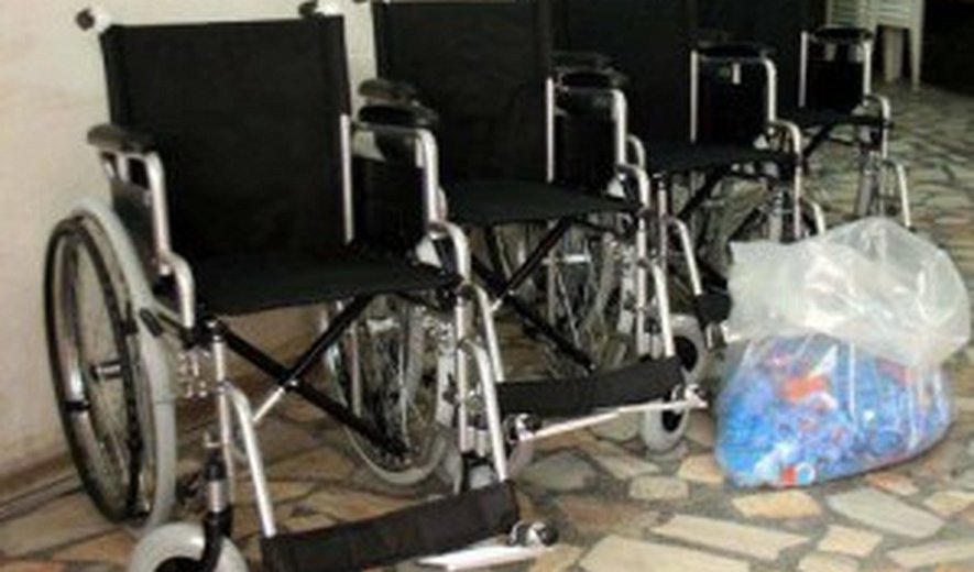 کمک به معضل محیط زیست و افراد نیازمند از طریق جمع‌آوری در بطری‌های پلاستیکی