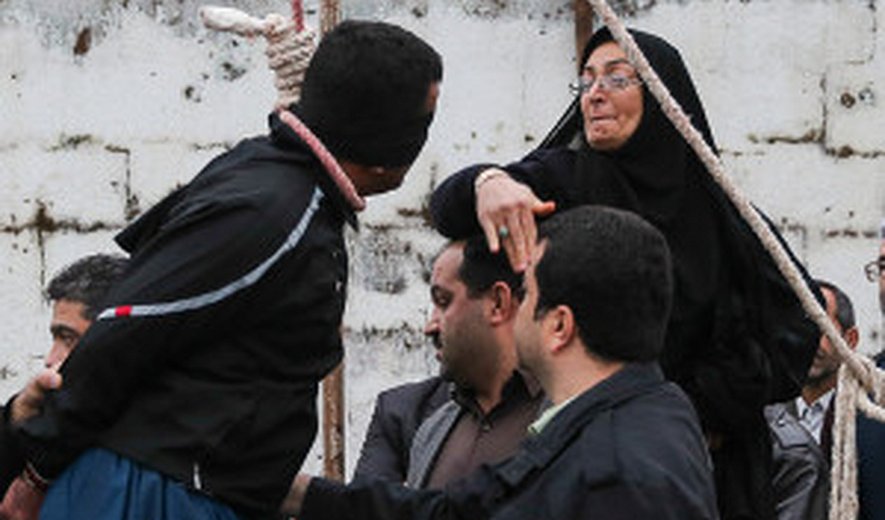 به دار آویخته شدن یک زندانی محکوم به قصاص و بخشش یک زندانی دیگر توسط خانواده مقتول