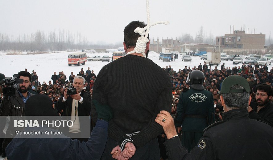 اعدام در ملأعام یک زندانی در اطراف میاندوآب/ تصویر