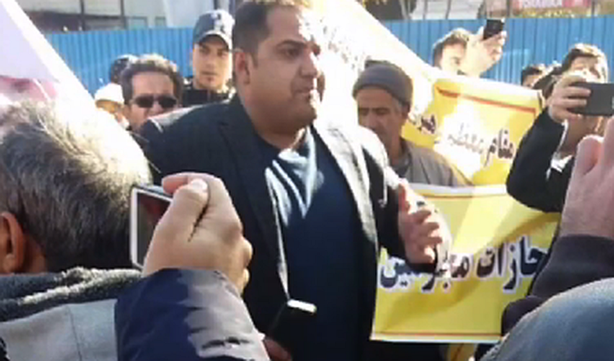 تجمع خانواده سیدایمان حسینی مقدم در مقابل کاخ دادگستری در تهران