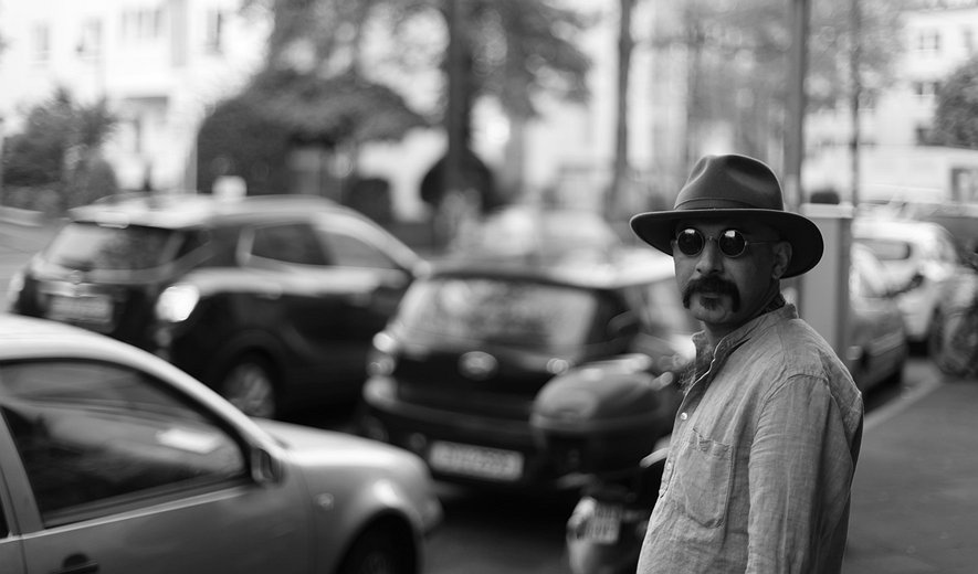 شاعر و روزنامه‌نگار ایرانی مقیم بلژیک با فتوای ارتداد مکارم شیرازی به مرگ تهدید شد