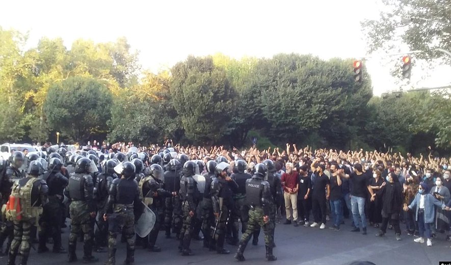 جمعی از وکلای دادگستری: اکثریت مطلق مردم ایران، نظام جمهوری اسلامی را دیگر نمی‌خواهند